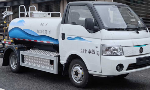 藍(lán)牌純電動(dòng)2.5噸灑水車